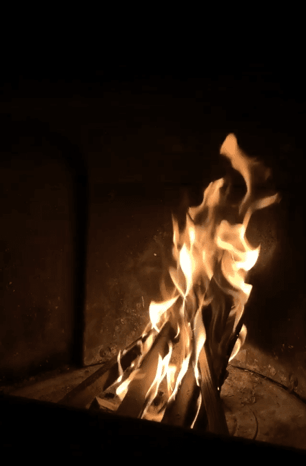 Allumage d'un feu avec du petit bois d'allumage