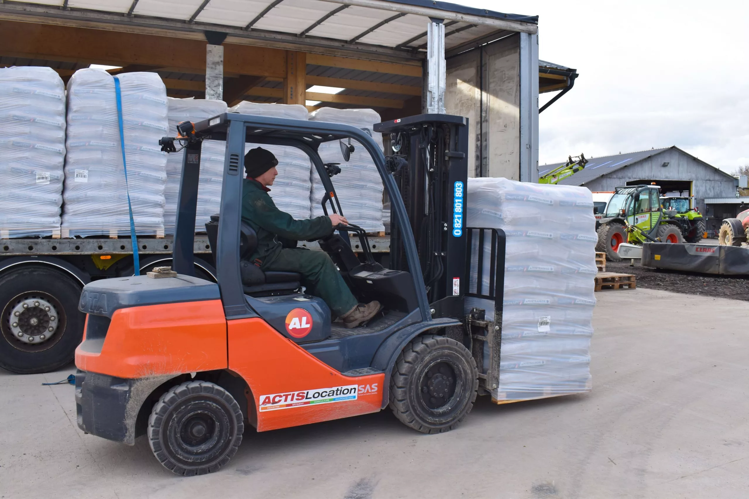 clarck qui déplace une palette de pellets dans une entreprise de bois de chauffage