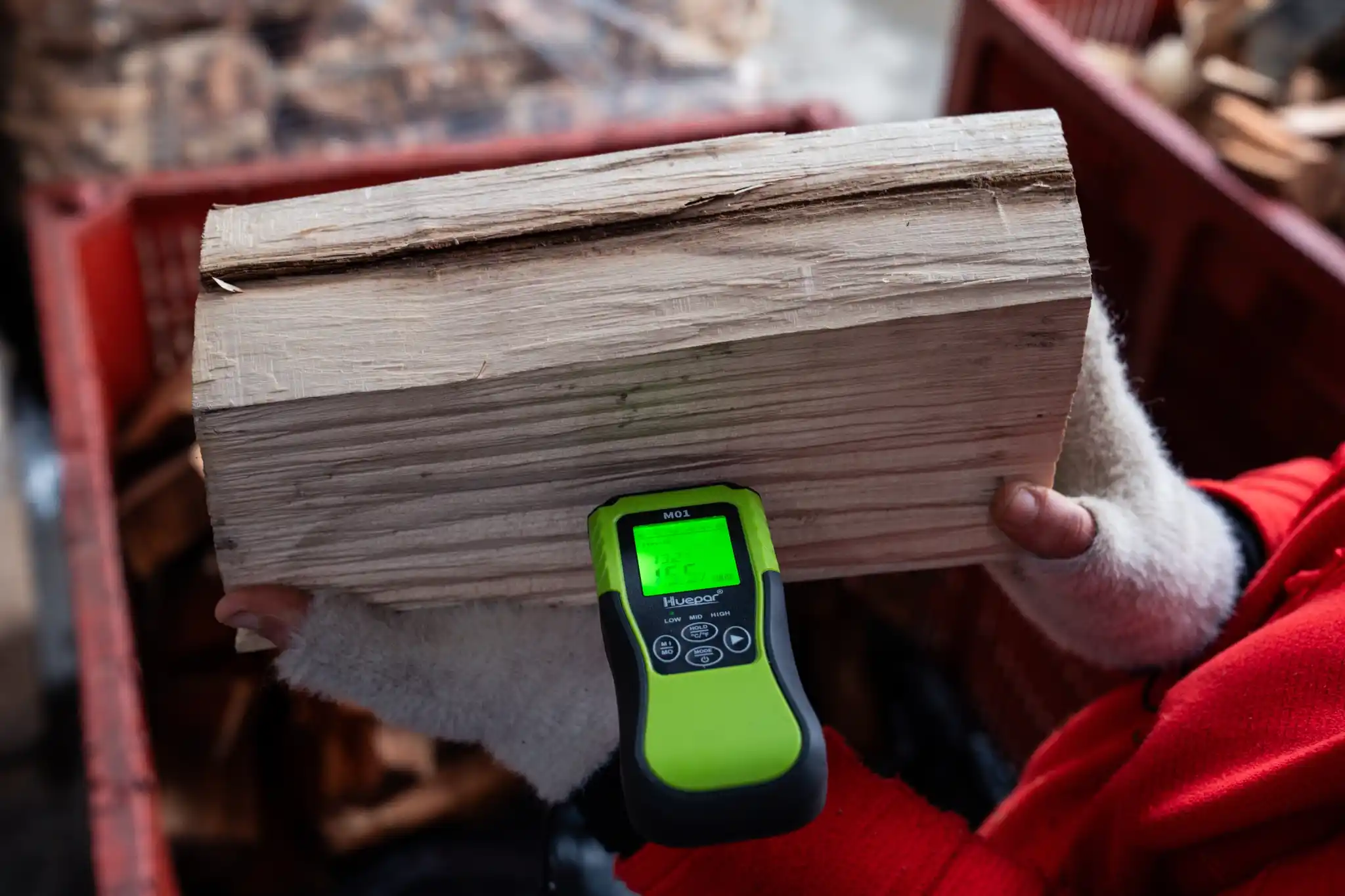 testeur taux humidité dans une buche de bois de chauffage