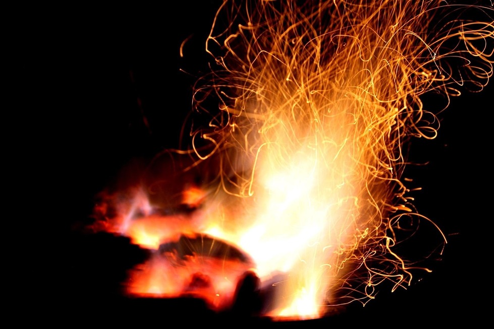 Bois qui crépite craquement explosion etincelles
